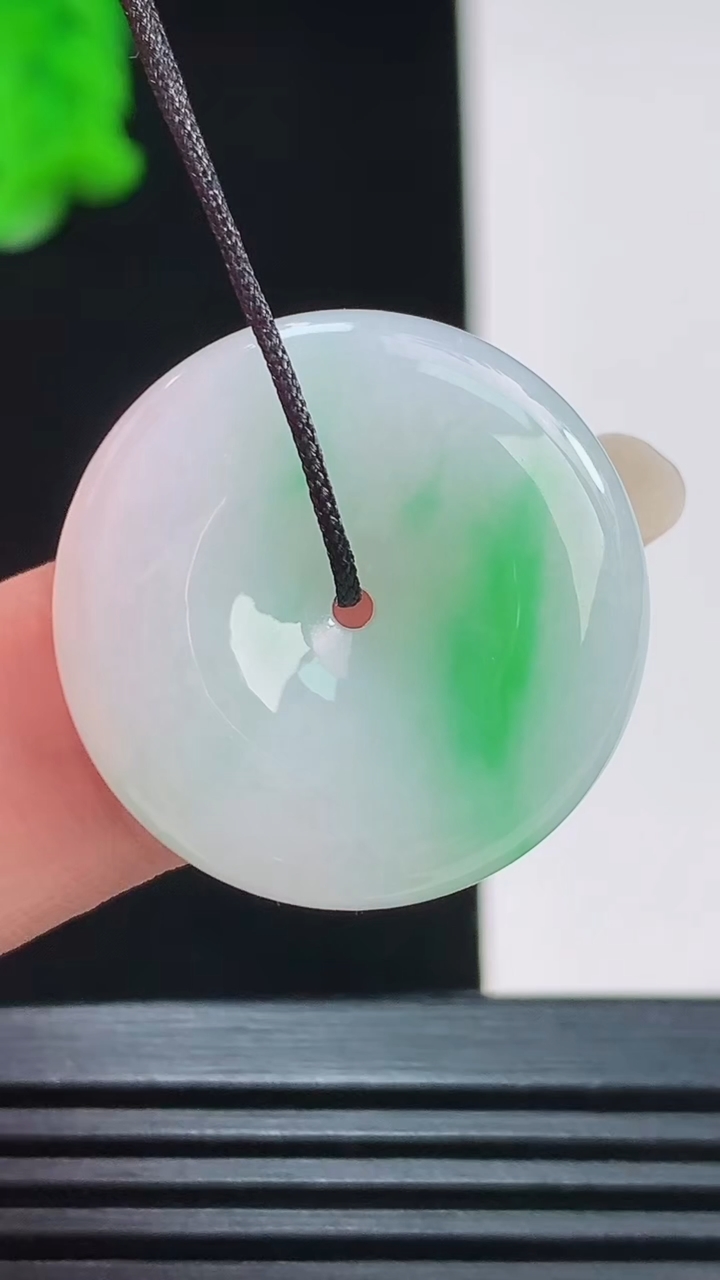 天然A货翡翠平安扣吊坠，尺寸24-5.5重量:7.00g
8月23日