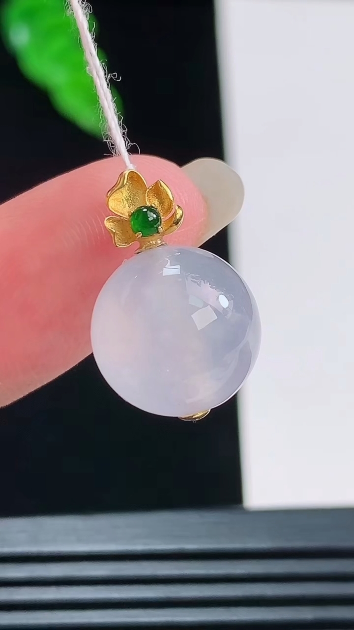 天然A货翡翠圆珠吊坠，尺寸19-12.8重量:3.86g8月23日
工厂直销收藏佳品,种好水足，色泽