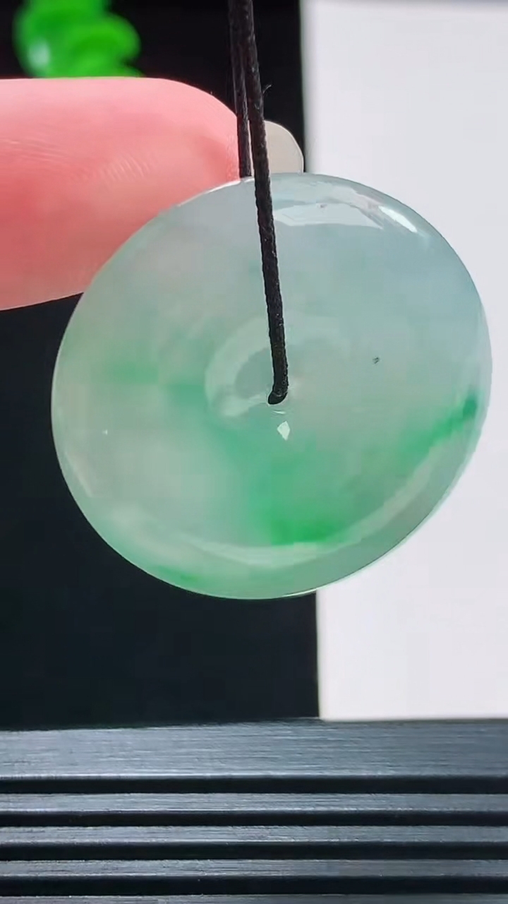 天然A货翡翠平安扣吊坠，尺寸30-5.2重量:9.74g
8月23日