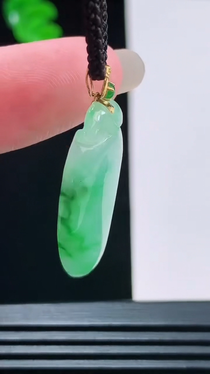 天然A货翡翠福瓜吊坠，尺寸32.4-14-4.8重量:4.10g
8月23日