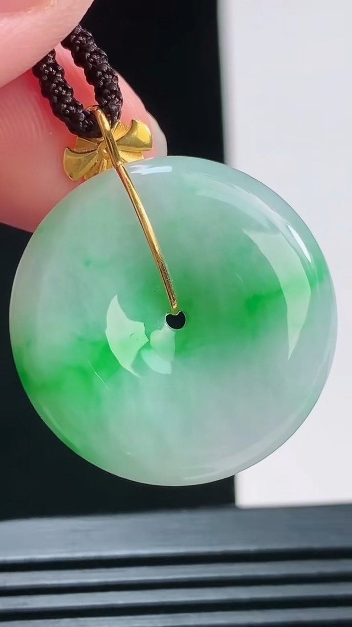 天然A货翡翠平安扣吊坠，尺寸26-5.7重量:8.31g
8月23日