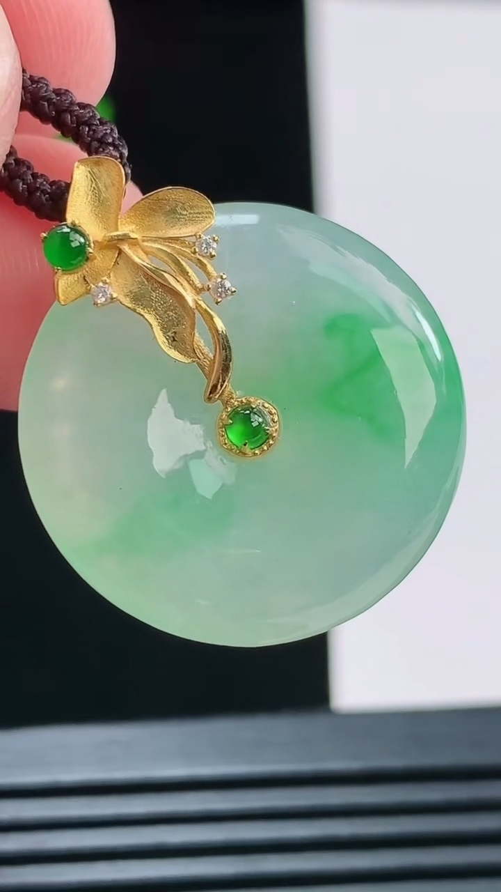 天然A货翡翠平安扣吊坠，尺寸24-5.4重量:6.57g
8月23日