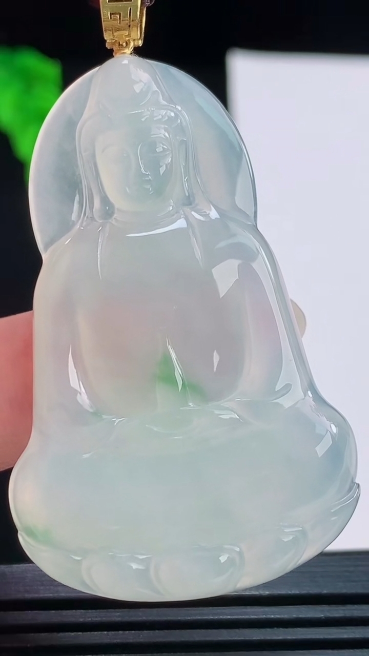 天然A货翡翠种飘花素衣观音菩萨吊坠，尺寸51.6-33-5.1重量:15.29g
8月23日