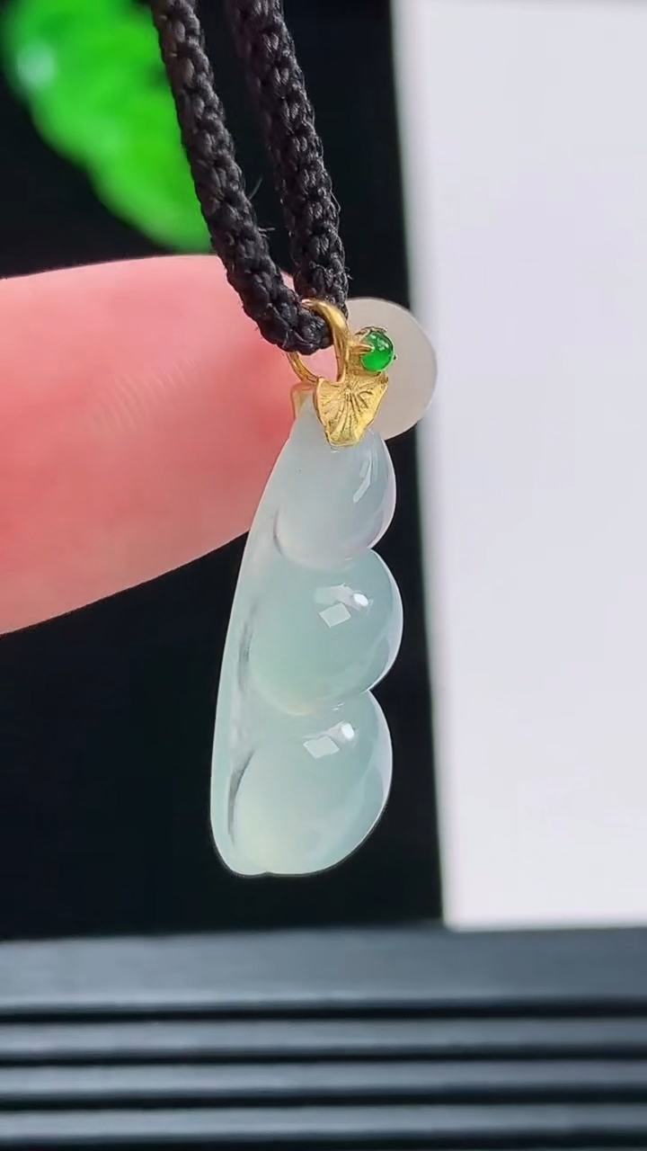天然A货翡翠福豆吊坠，尺寸21.6-10-5.8重量:1.93g
8月23日
