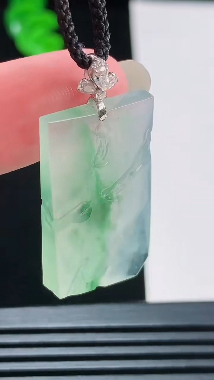 天然A货翡翠原石吊坠，尺寸29-16-5重量:6.20g
8月23日