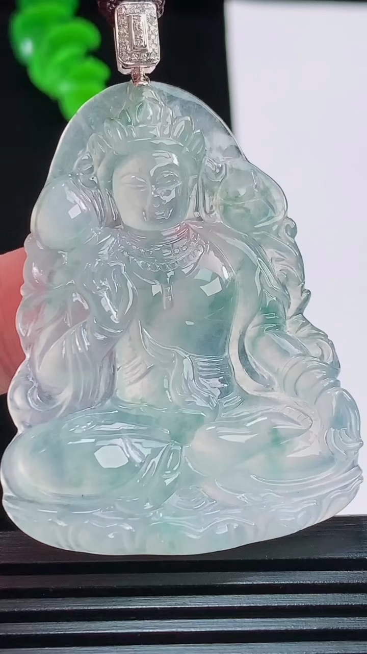 天然A货翡翠种飘花度母观音菩萨吊坠，尺寸48.8-37.5-4.7重量:15.50g
8月23日