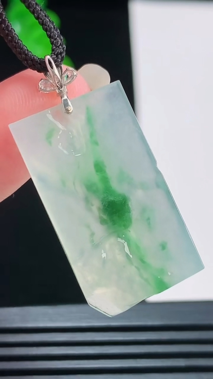 天然A货翡翠原石吊坠，尺寸29-16-5重量:6.20g
8月23日