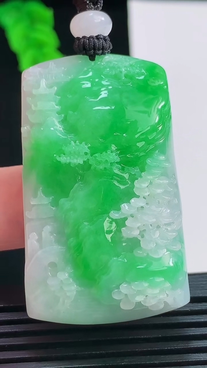 天然A货翡翠白菜吊坠，尺寸46.5-27.5-11.2重量:32.77g
8月23日