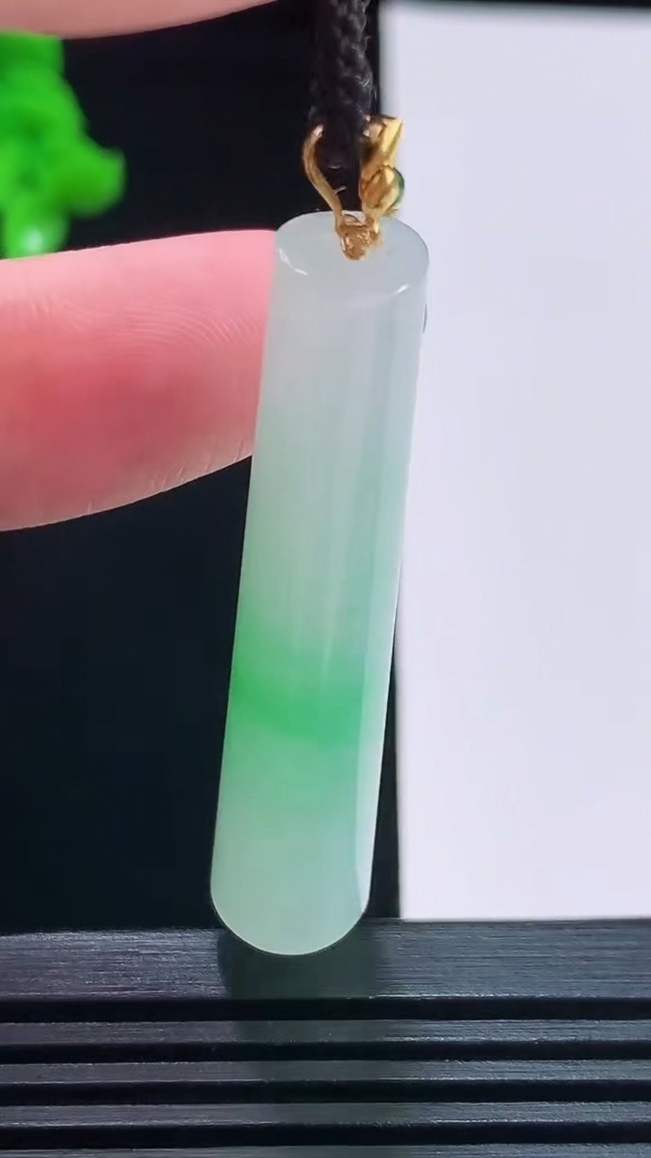 天然A货翡翠平安柱吊坠，尺寸43.6-14-8.8重量:12.15g
8月23日