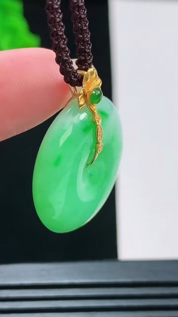天然A货翡翠平安扣吊坠，尺寸24-6.4重量:7.88g
8月23日