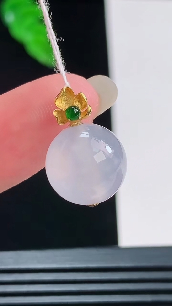 天然A货翡翠圆珠吊坠，尺寸19-12.8重量:3.86g8月23日
工厂直销收藏佳品,种好水足，色泽
