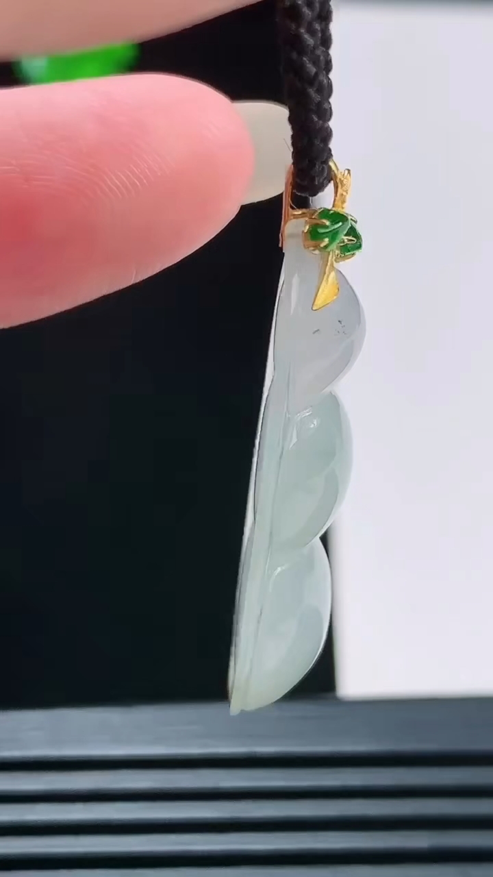 天然A货翡翠种飘花福豆吊坠，尺寸33.5-15-5.6重量:4.45g
8月23日