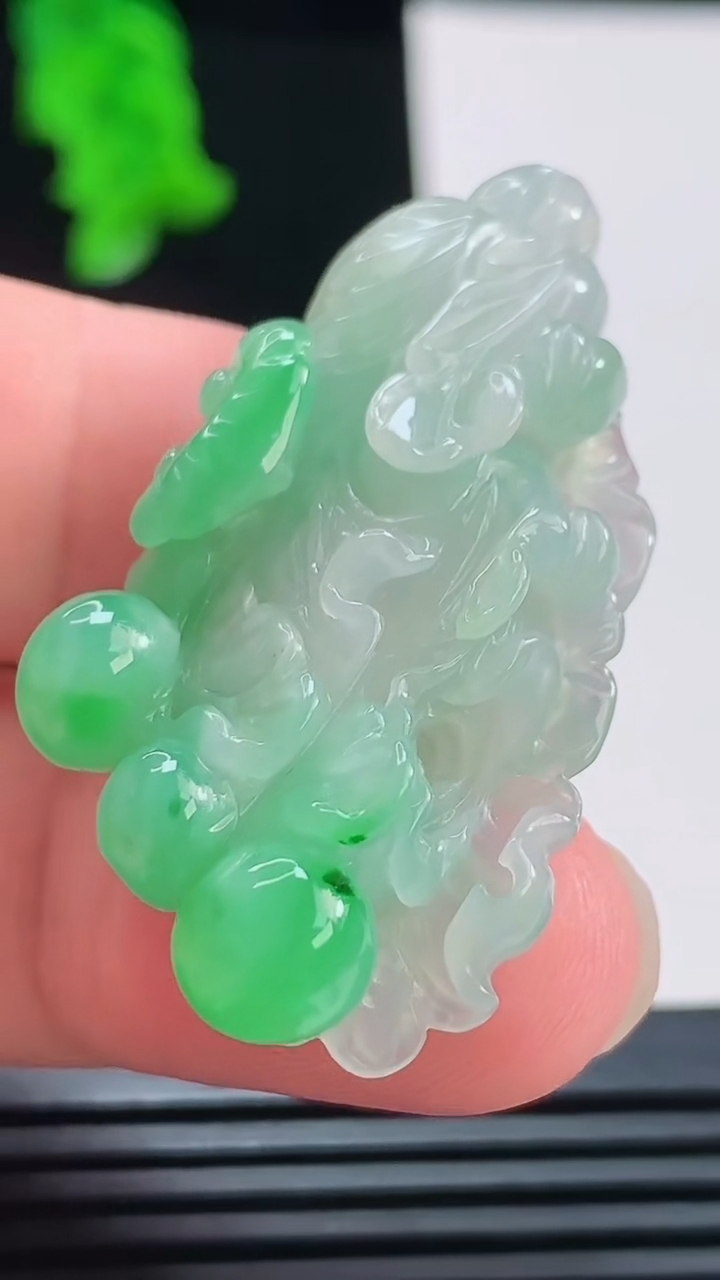 天然A货翡翠白菜吊坠，尺寸41.8-23.8-10重量:14.01g
8月23日
