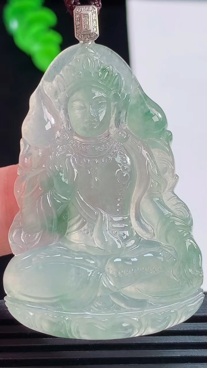 天然A货翡翠种飘花度母观音菩萨吊坠，尺寸47-31.5-4.8重量:13.45g
8月23日