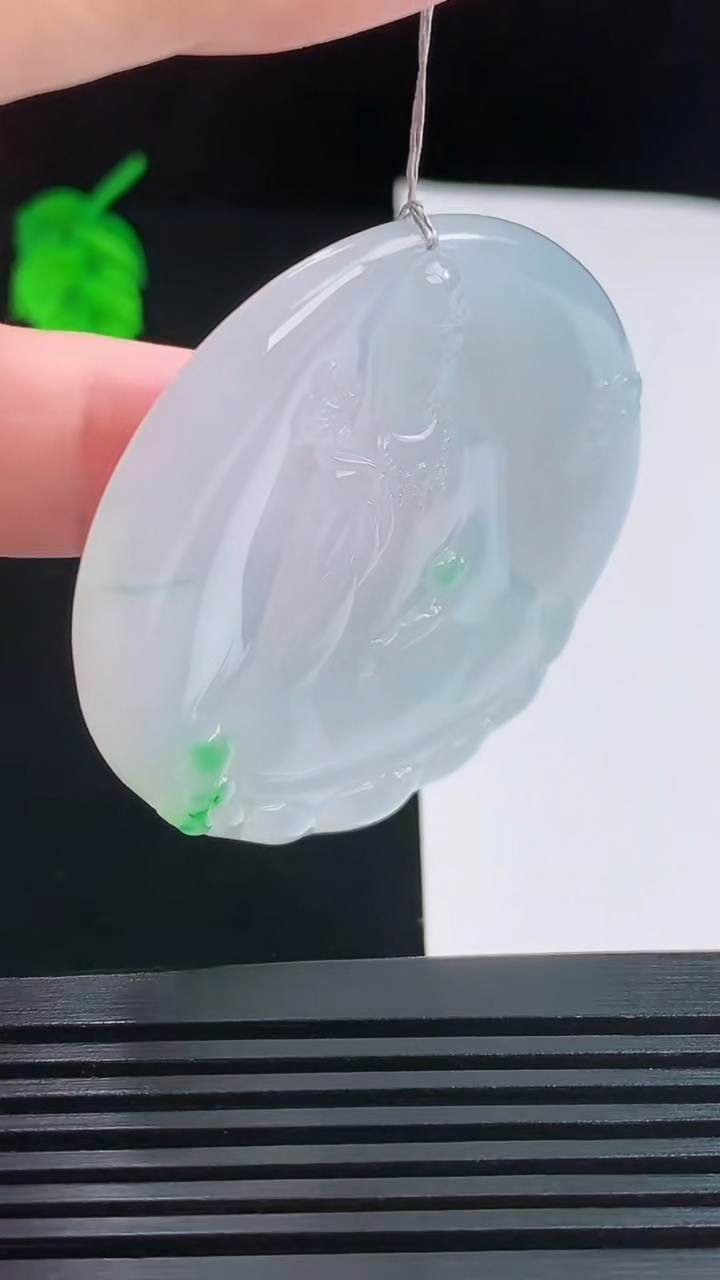 天然A货翡翠大势至观音菩萨吊坠，尺寸48.2-5.3重量:27.02g
8月23日