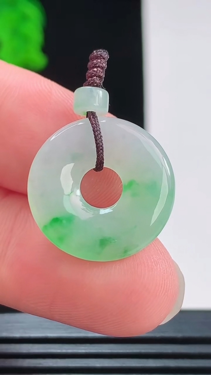 天然A货翡翠平安环吊坠，尺寸19.3-2.9重量:2.25g
8月23日