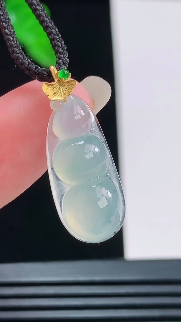 天然A货翡翠福豆吊坠，尺寸21.6-10-5.8重量:1.93g
8月23日