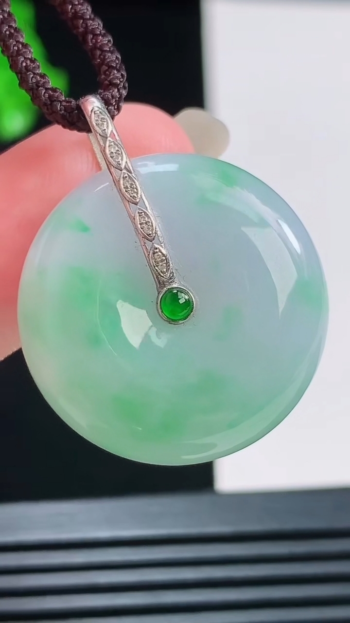 天然A货翡翠平安扣吊坠，尺寸24.4-9重量:11.71g
8月23日
