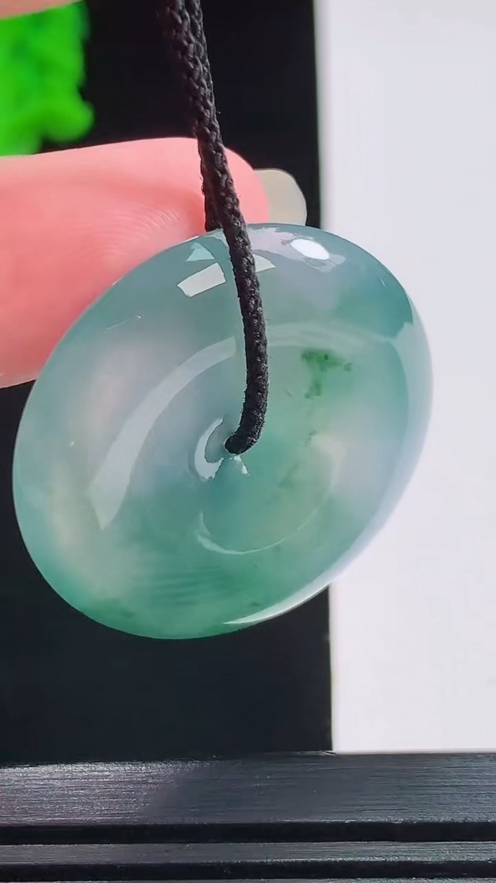 天然A货翡翠种飘花平安扣吊坠，尺寸31.6-6重量:12.05g
8月23日