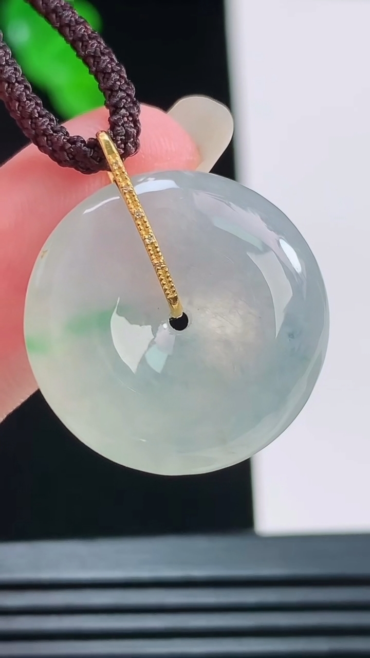 天然A货翡翠平安扣吊坠，尺寸21-5.5重量:4.85g
8月23日