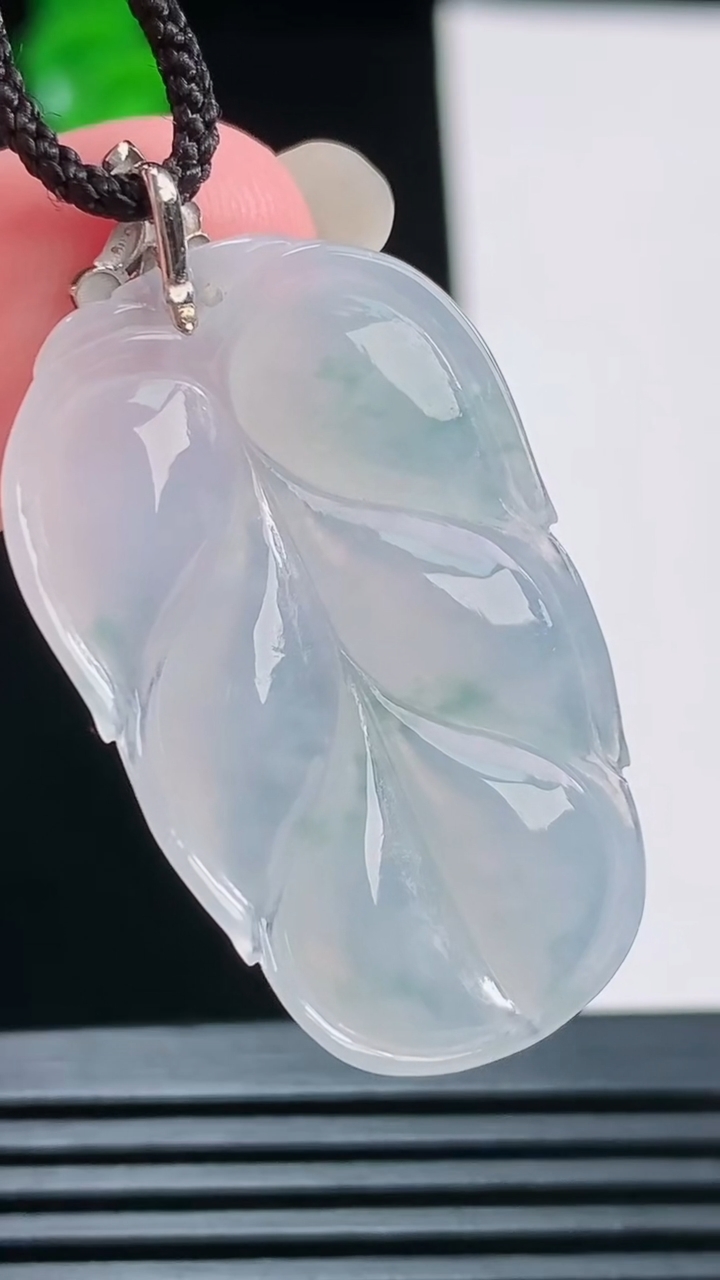 天然A货翡翠种飘花金枝玉叶 叶子吊坠，尺寸33.8-21-4.4重量:5.73g
8月23日