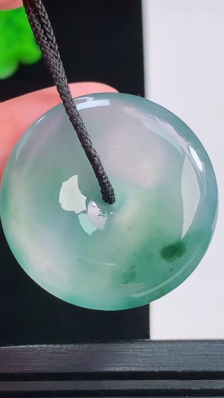天然A货翡翠种飘花平安扣吊坠，尺寸31.6-6重量:12.05g
8月23日