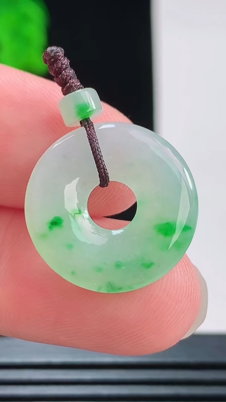 天然A货翡翠平安环吊坠，尺寸19.3-2.9重量:2.25g
8月23日