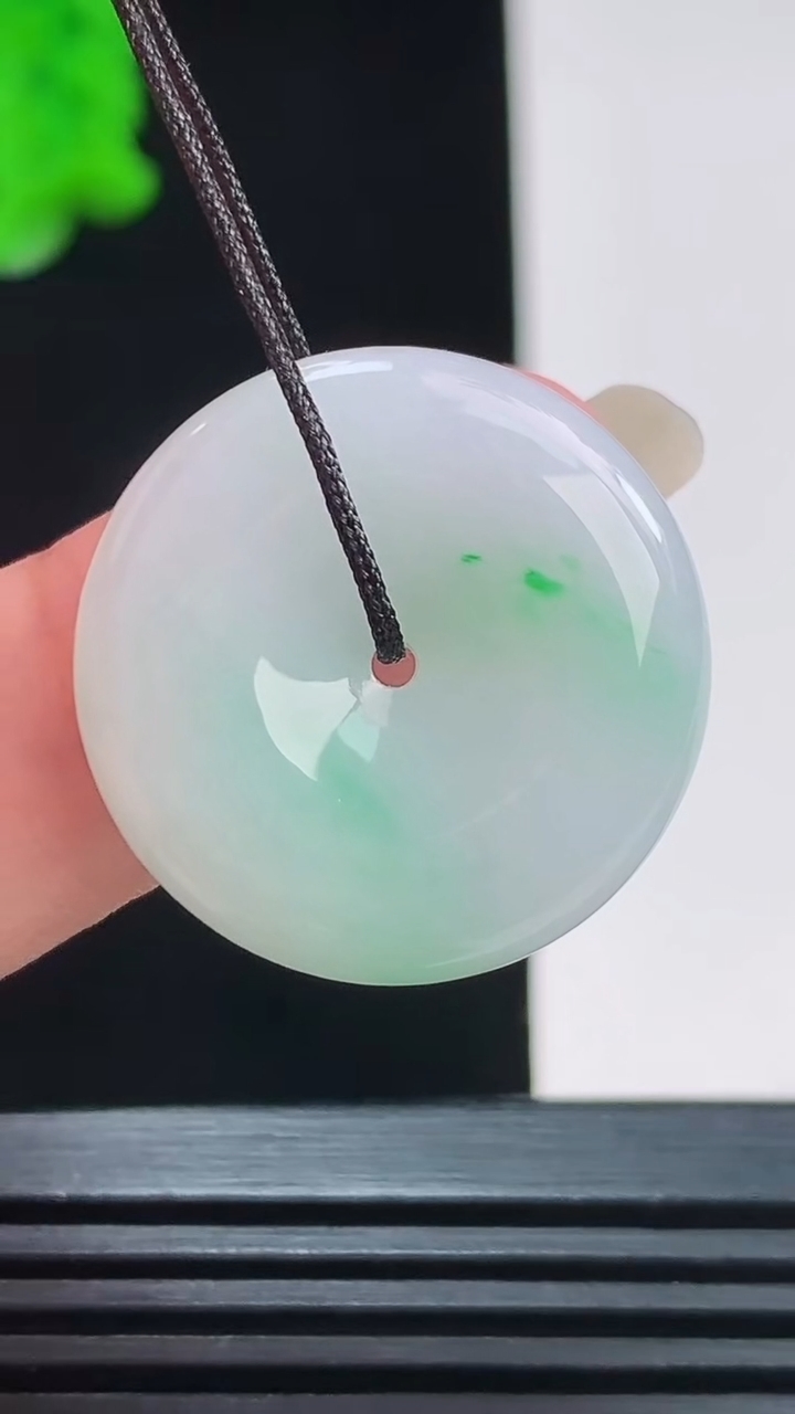 天然A货翡翠平安扣吊坠，尺寸24-5.5重量:7.00g
8月23日