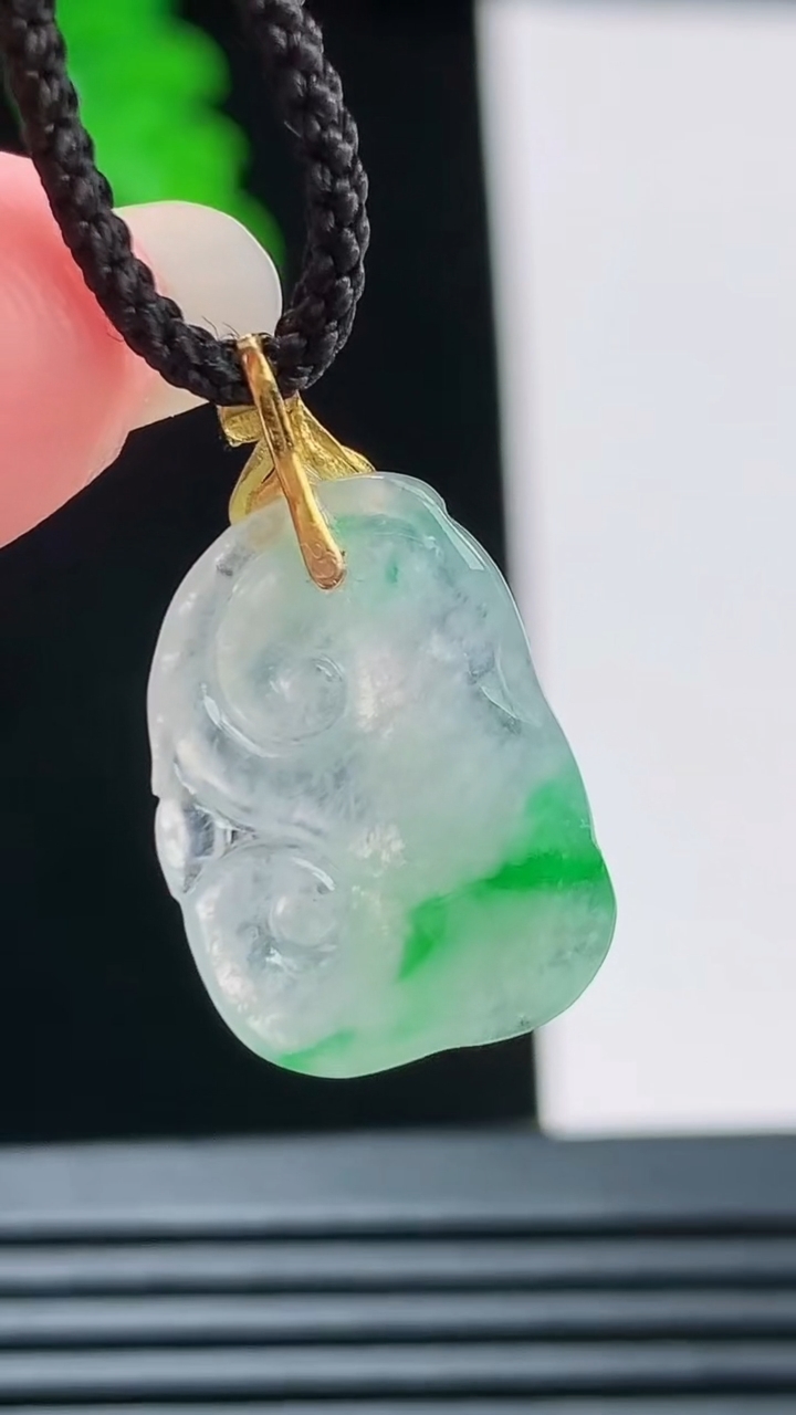 天然A货翡翠如意吊坠，尺寸17.3-12.7-2.7重量:1.19g
8月23日
