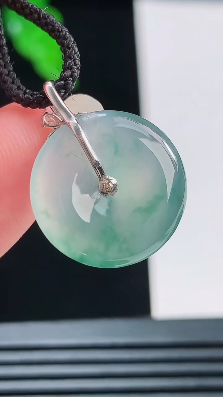 天然A货翡翠种飘花平安扣吊坠，尺寸21.8-17-3.5重量:2.18g
8月23日