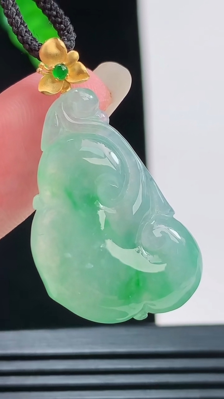 天然A货翡翠如意吊坠，尺寸28-18.3-5.4重量:5.29g
8月23日