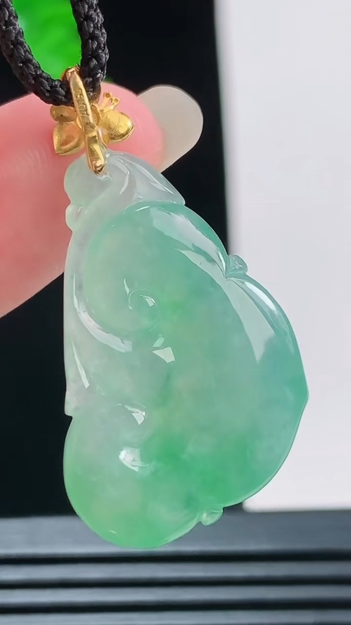 天然A货翡翠如意吊坠，尺寸28-18.3-5.4重量:5.29g
8月23日