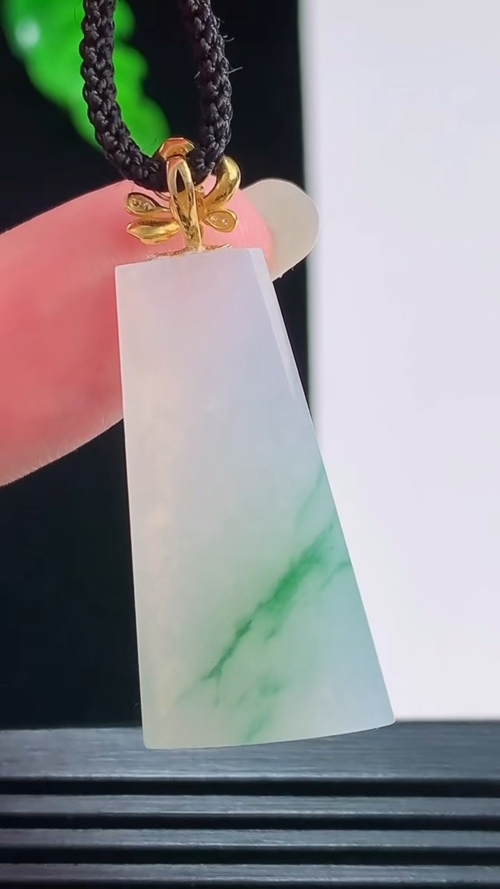 天然A货翡翠18k金飘花无事牌吊坠，尺寸29.5-15.5-5.2重量:5.10g
8月23日