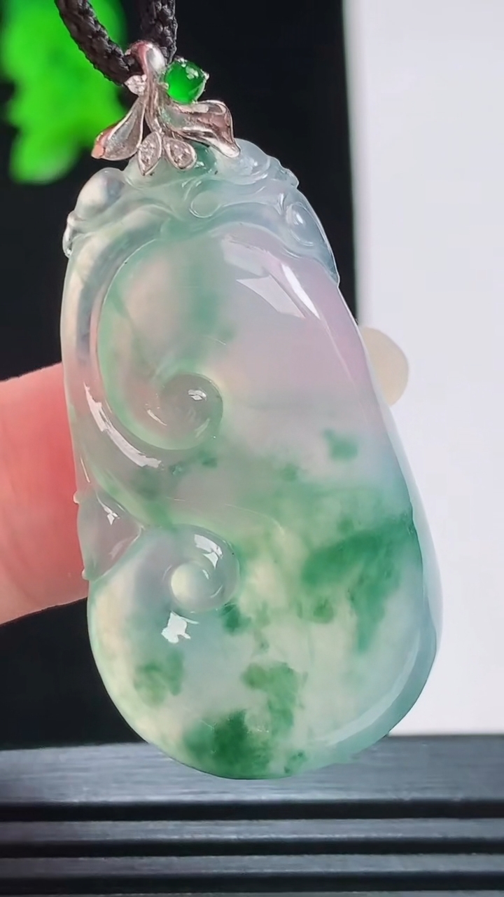 天然A货翡翠种飘花如意吊坠，尺寸39-22-5.2重量:8.37g
8月23日