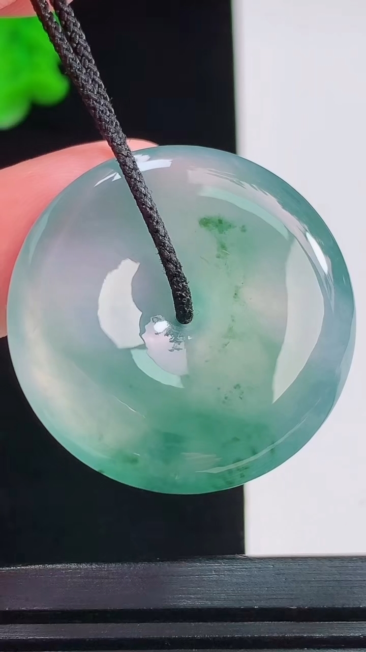 天然A货翡翠种飘花平安扣吊坠，尺寸31.6-6重量:12.05g
8月23日