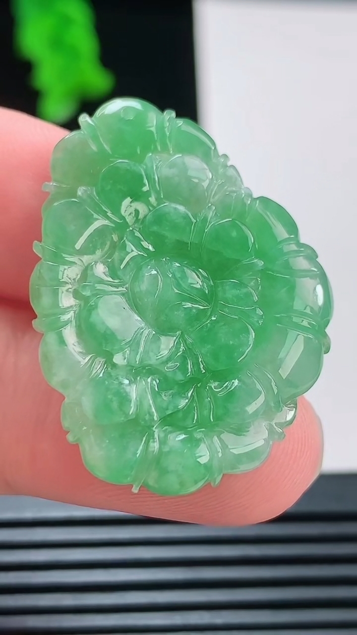 天然A货翡翠莲花吊坠，尺寸35.3-25.5-5重量:7.43g
8月23日