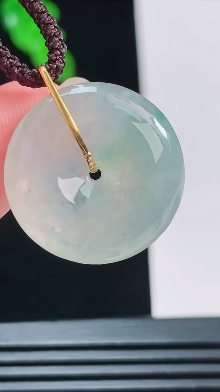 天然A货翡翠平安扣吊坠，尺寸21-5.5重量:4.85g
8月23日