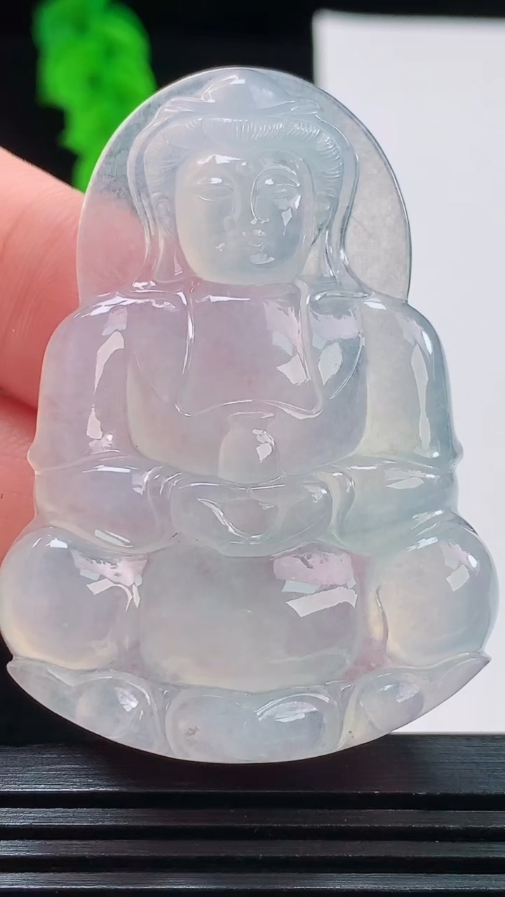 天然A货翡翠正装观音菩萨吊坠，尺寸52-36.8-5.5重量:19.03g
8月23日