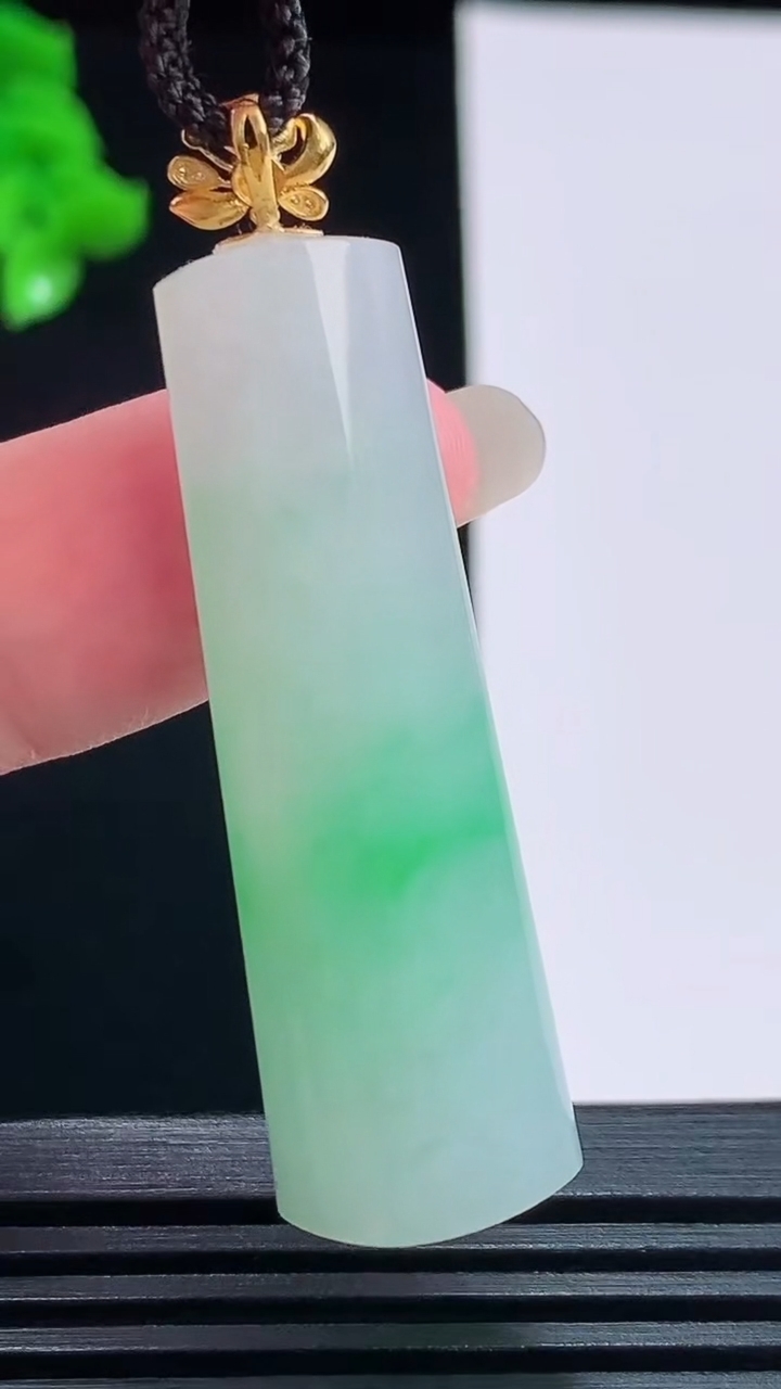 天然A货翡翠平安柱吊坠，尺寸43.6-14-8.8重量:12.15g
8月23日