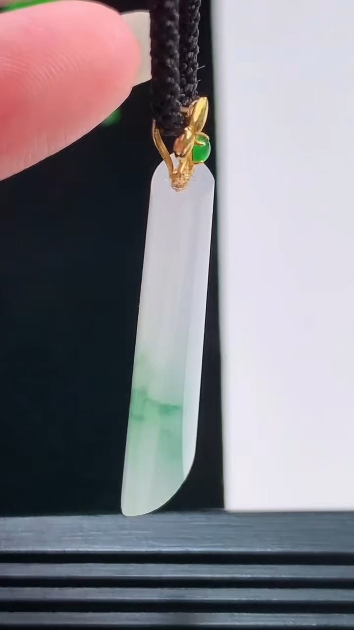 天然A货翡翠18k金飘花无事牌吊坠，尺寸29.5-15.5-5.2重量:5.10g
8月23日