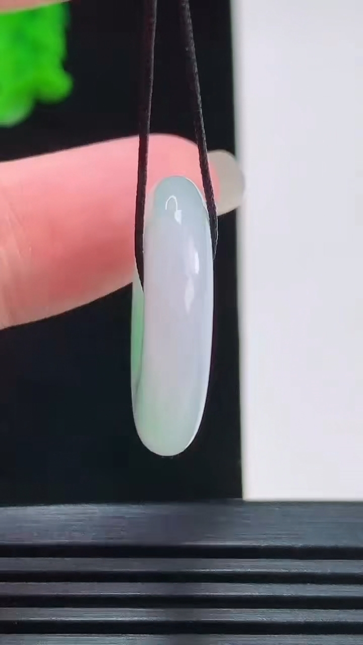 天然A货翡翠平安扣吊坠，尺寸24-5.5重量:7.00g
8月23日