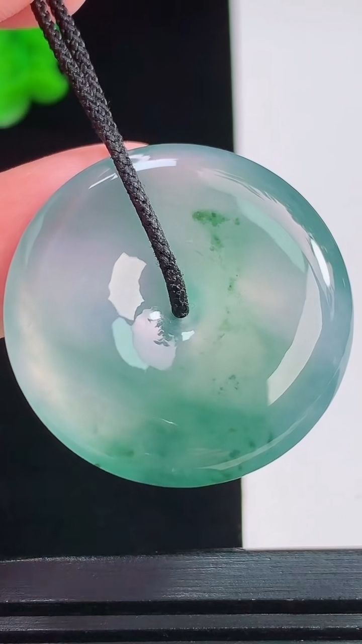 天然A货翡翠种飘花平安扣吊坠，尺寸31.6-6重量:12.05g
8月23日