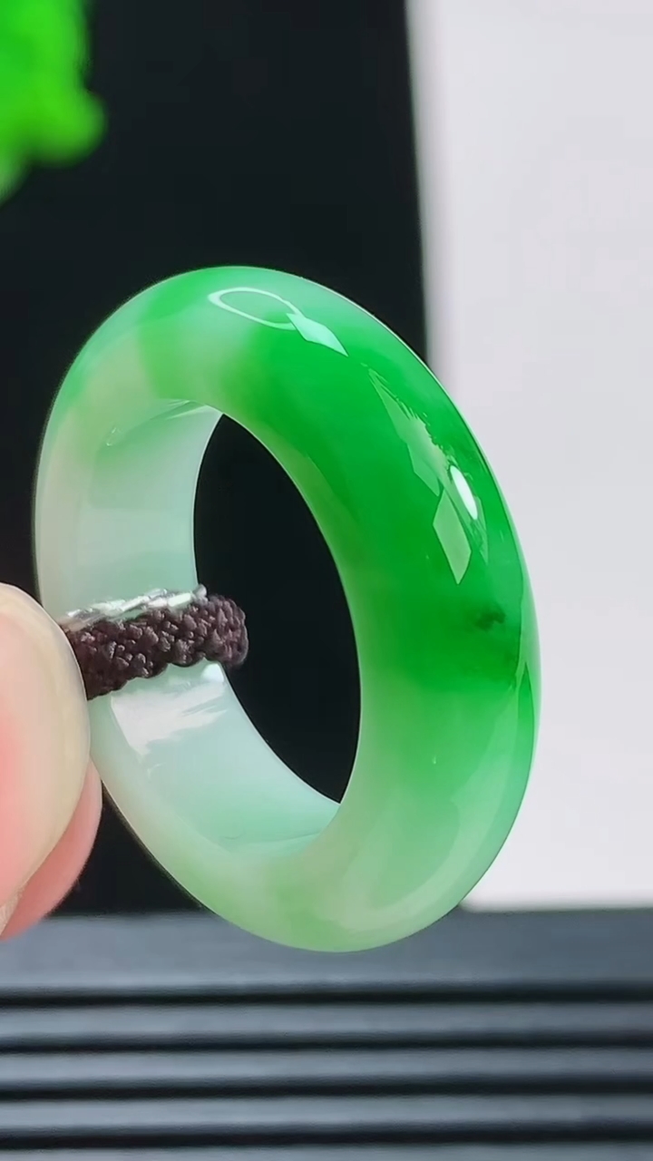 天然A货翡翠玉指环 戒指，尺寸17-5.8-4重量:5.20g2026年8月23日
工厂直销收藏佳品