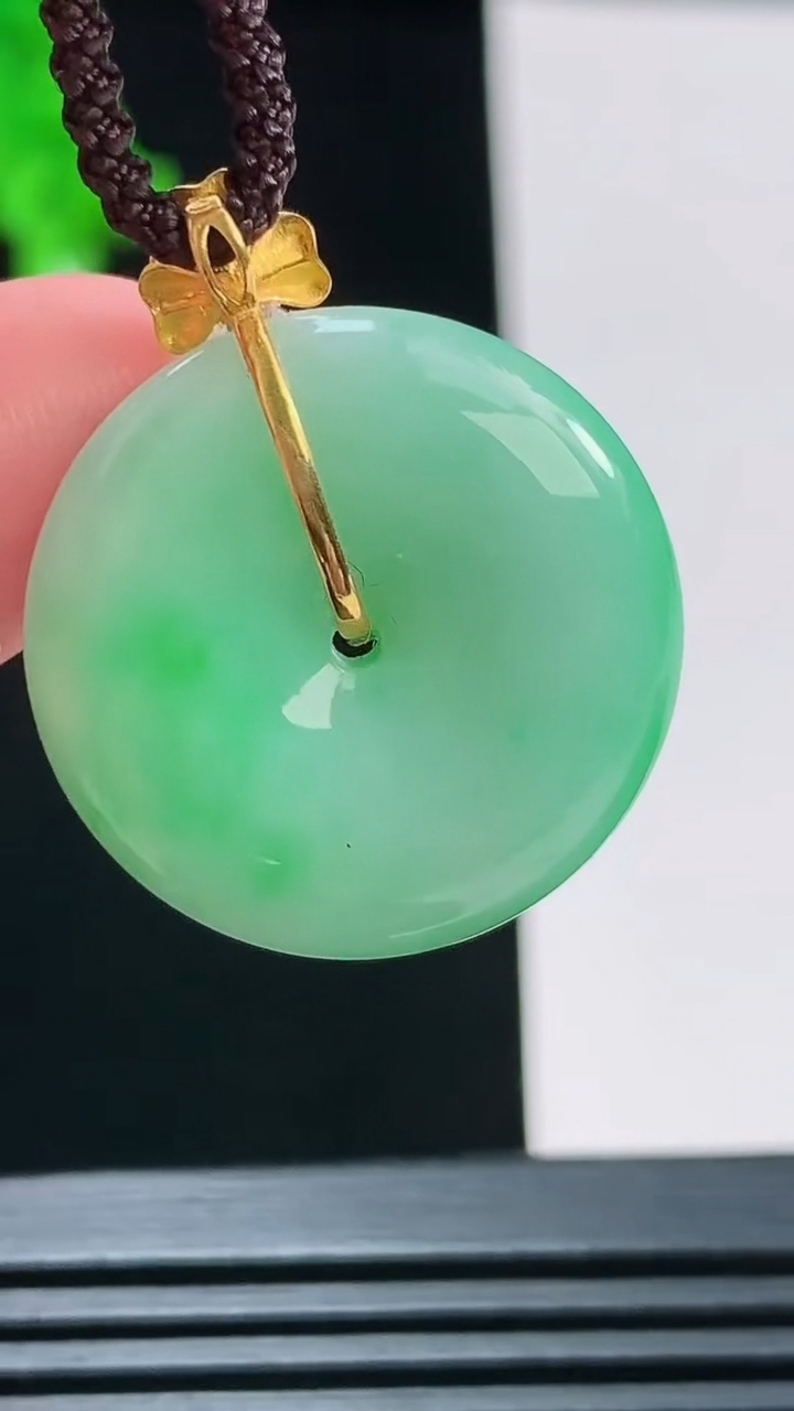 天然A货翡翠平安扣吊坠，尺寸24-6.4重量:7.88g
8月23日