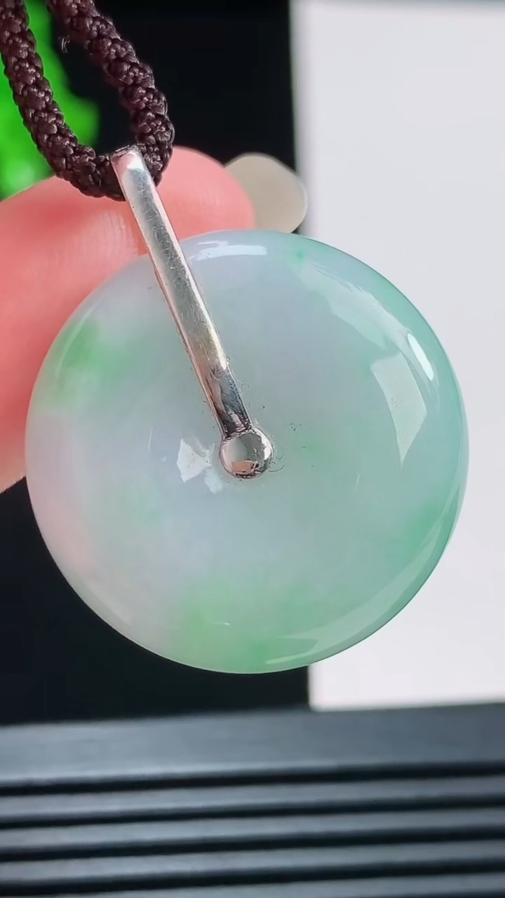天然A货翡翠平安扣吊坠，尺寸24.4-9重量:11.71g
8月23日