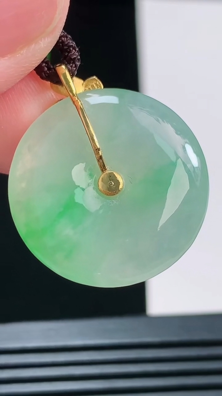 天然A货翡翠平安扣吊坠，尺寸24-5.4重量:6.57g
8月23日