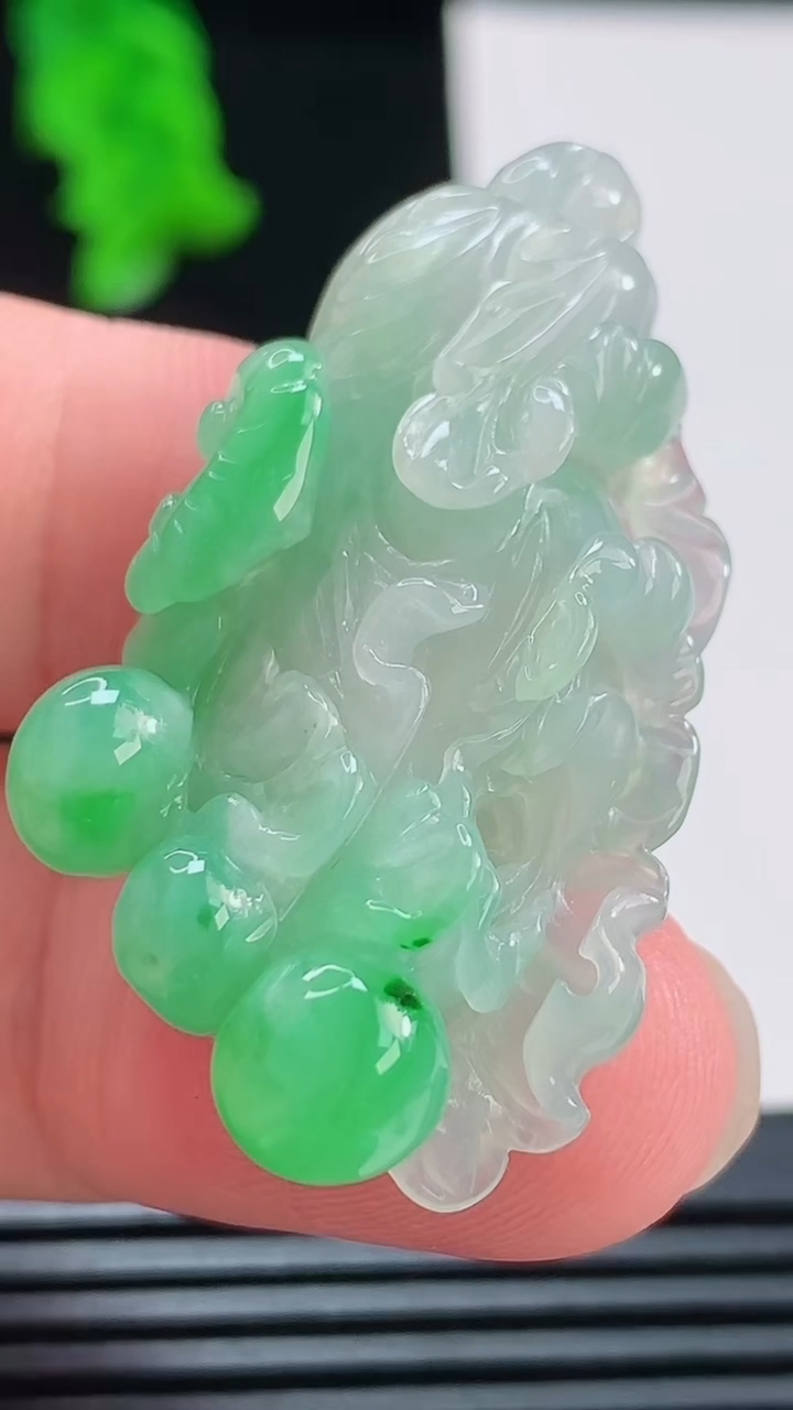 天然A货翡翠白菜吊坠，尺寸41.8-23.8-10重量:14.01g
8月23日