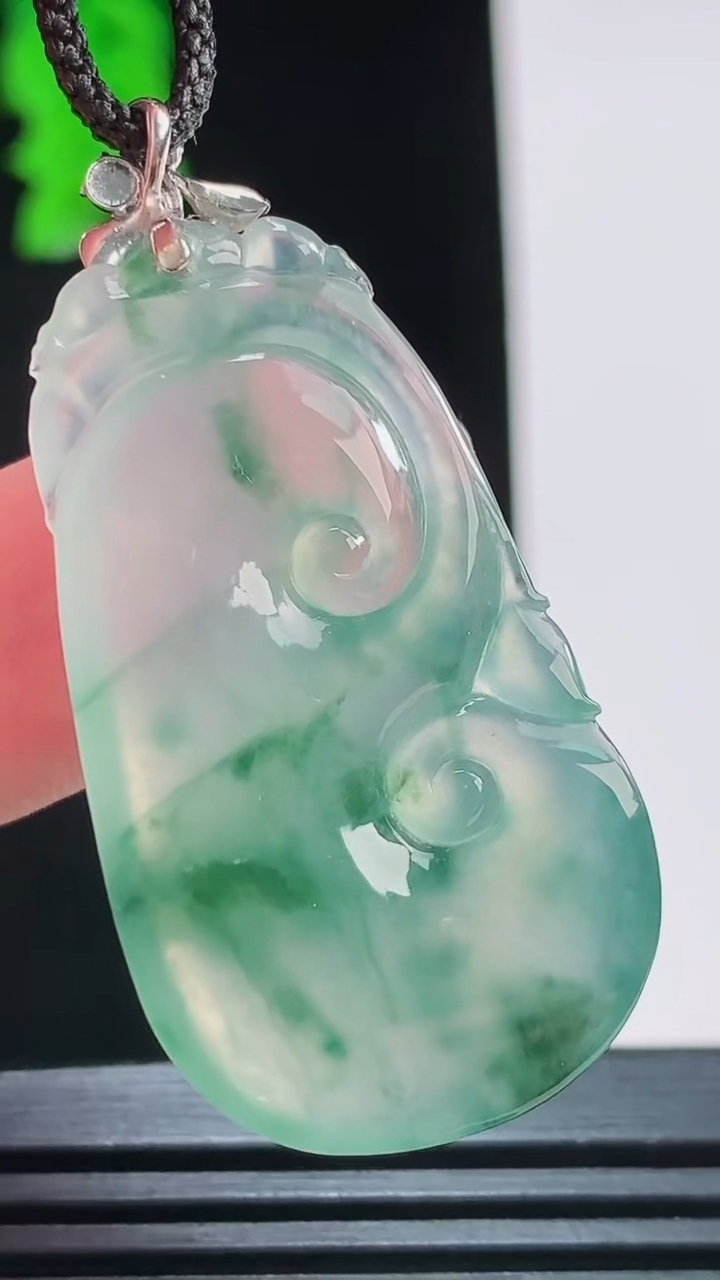天然A货翡翠种飘花如意吊坠，尺寸39-22-5.2重量:8.37g
8月23日