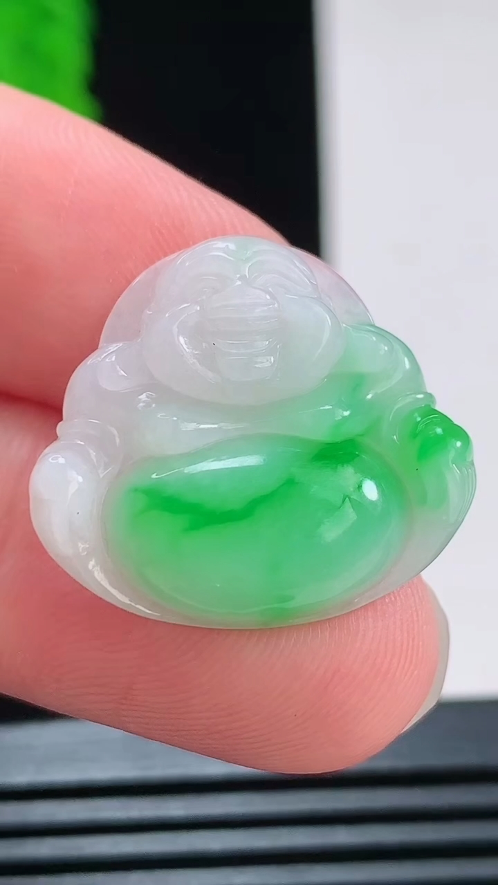 天然A货翡翠佛公吊坠，尺寸21-22.8-5.2重量:3.69g
8月23日