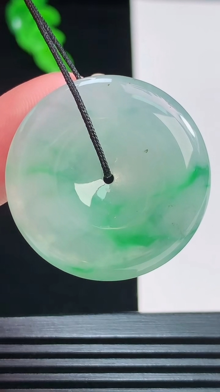 天然A货翡翠平安扣吊坠，尺寸30-5.2重量:9.74g
8月23日
